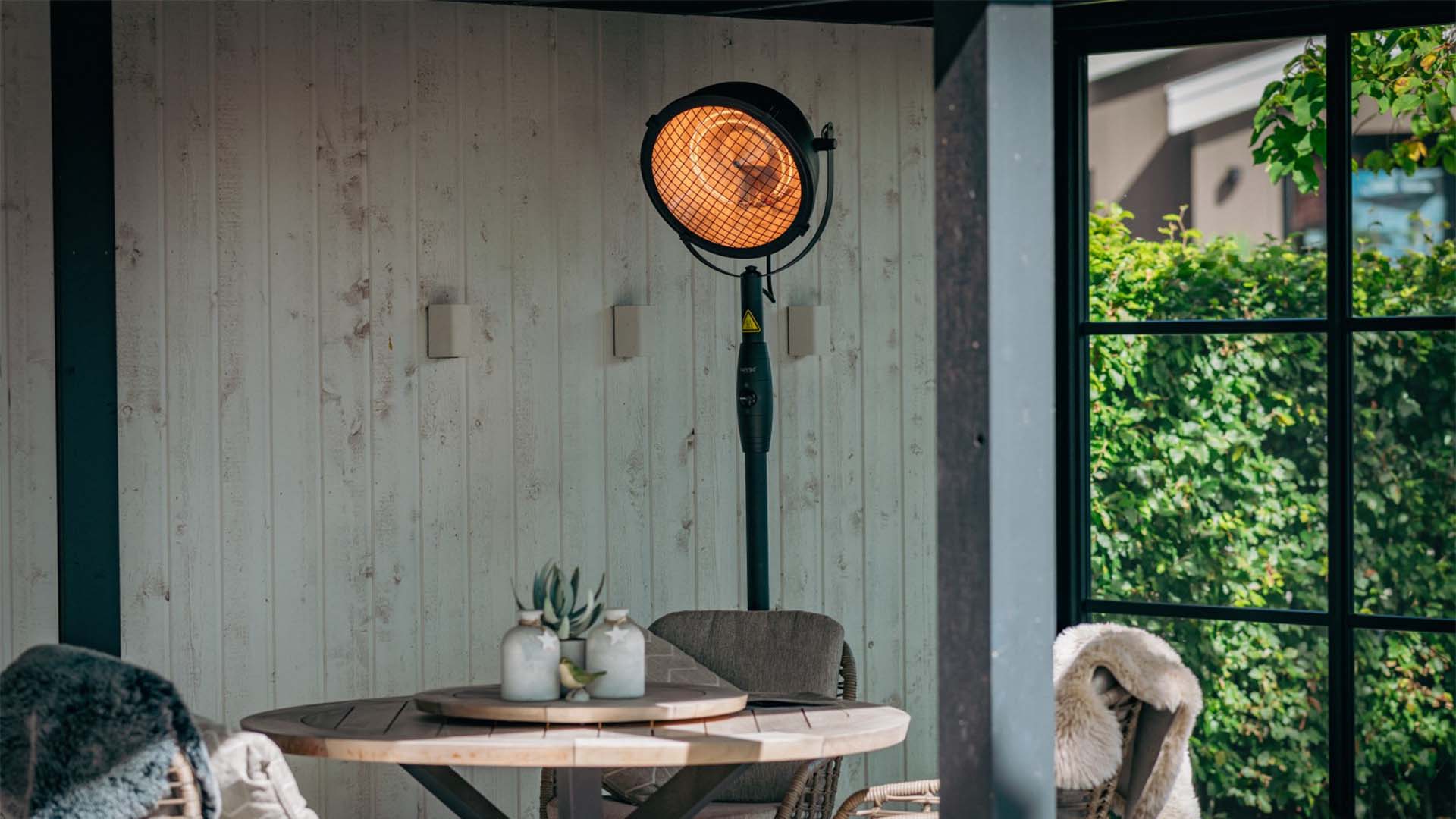 Indus Bright Fritstående Terrassevarmer – Sort (2100W) - Nordic Unique