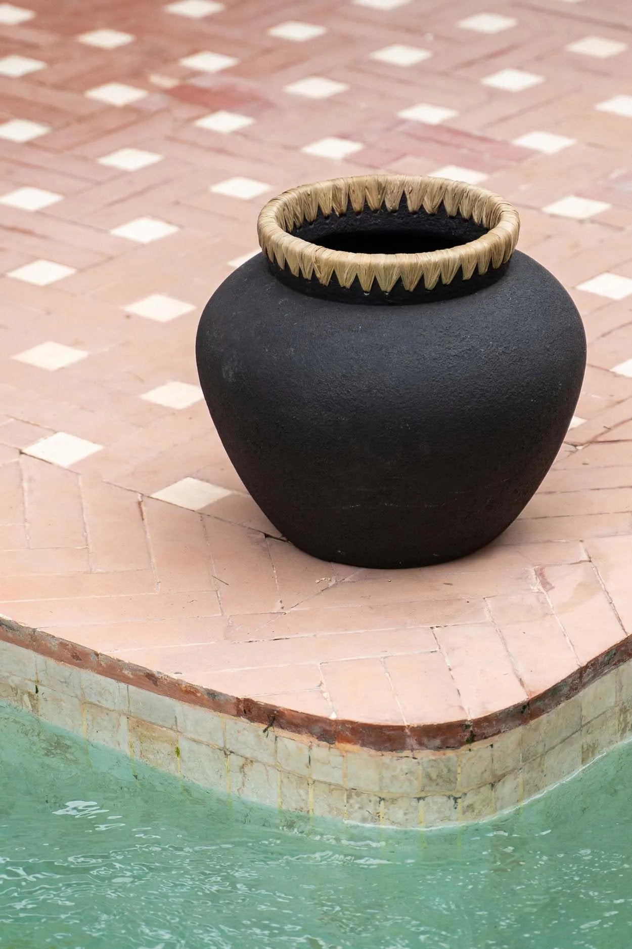 Madrid Vase - Black Natural - L