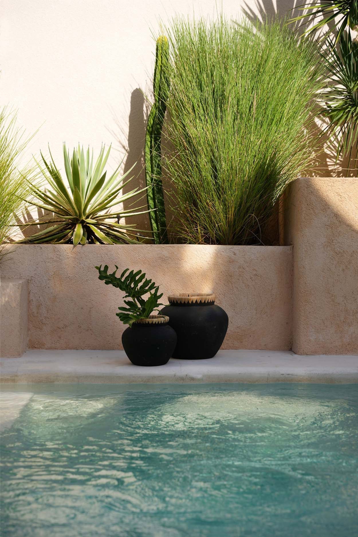Madrid Vase - Black Natural - L