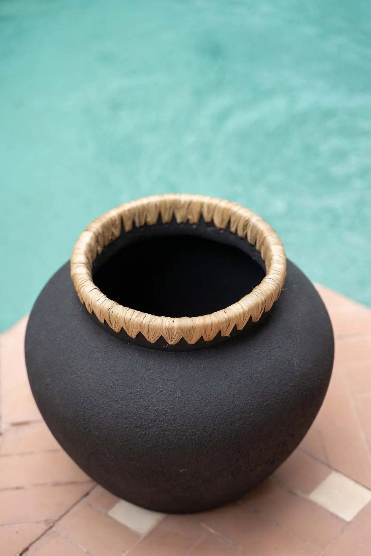 Madrid Vase - Black Natural - M