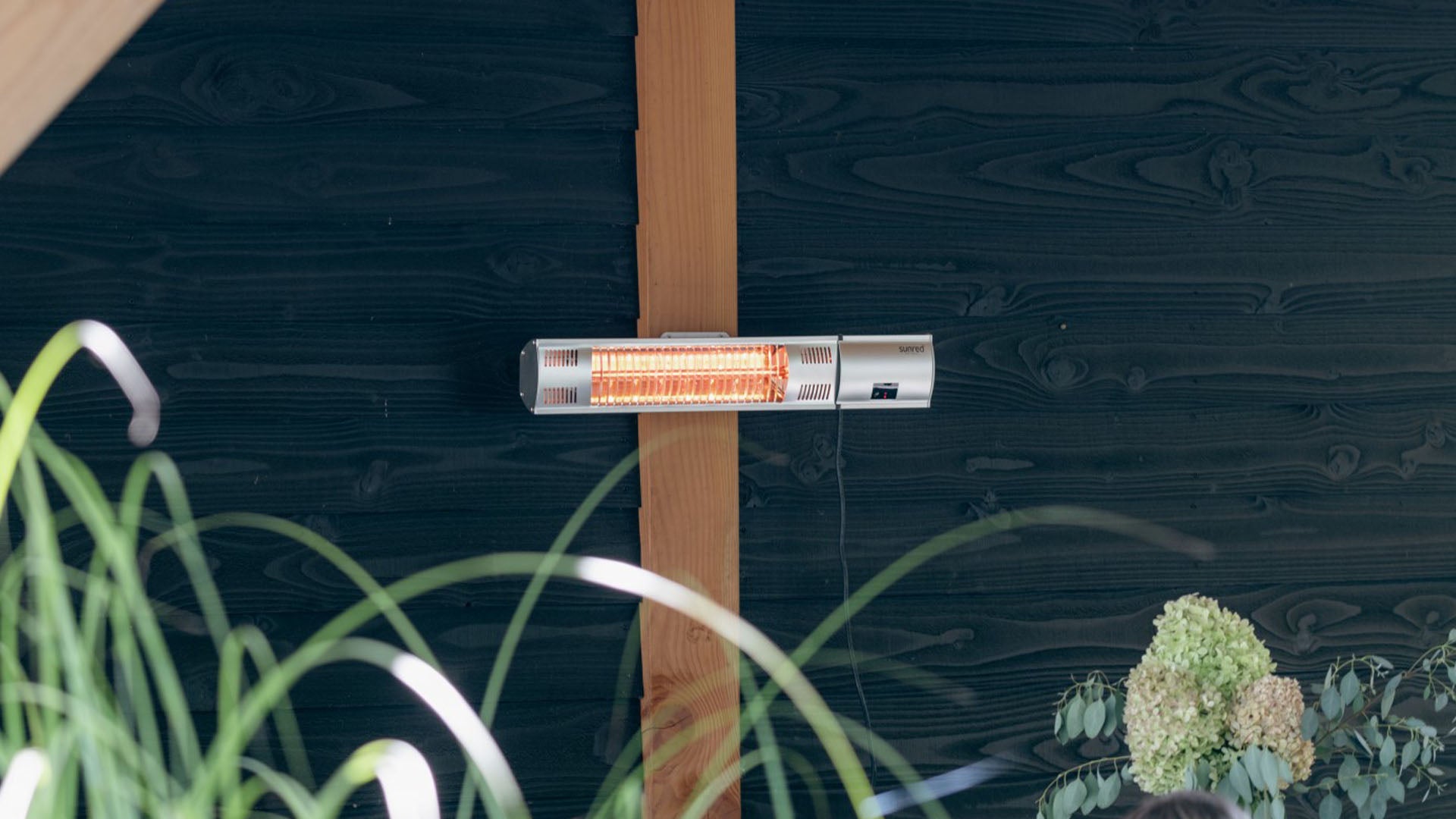 Ultra Vægmonteret Terrassevarmer – Sølv (2000W) - Nordic Unique