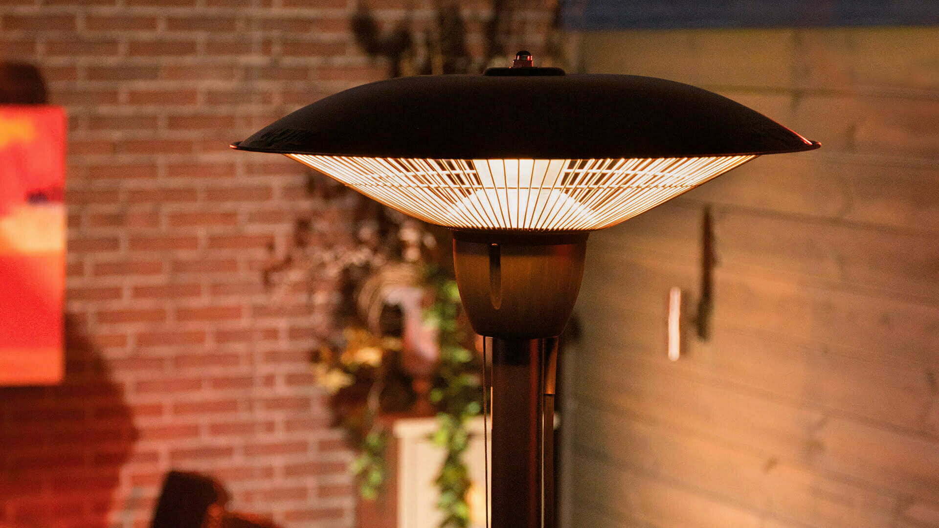 Barcelona Bright Fritstående Terrassevarmer – Sort (1500W) - Nordic Unique