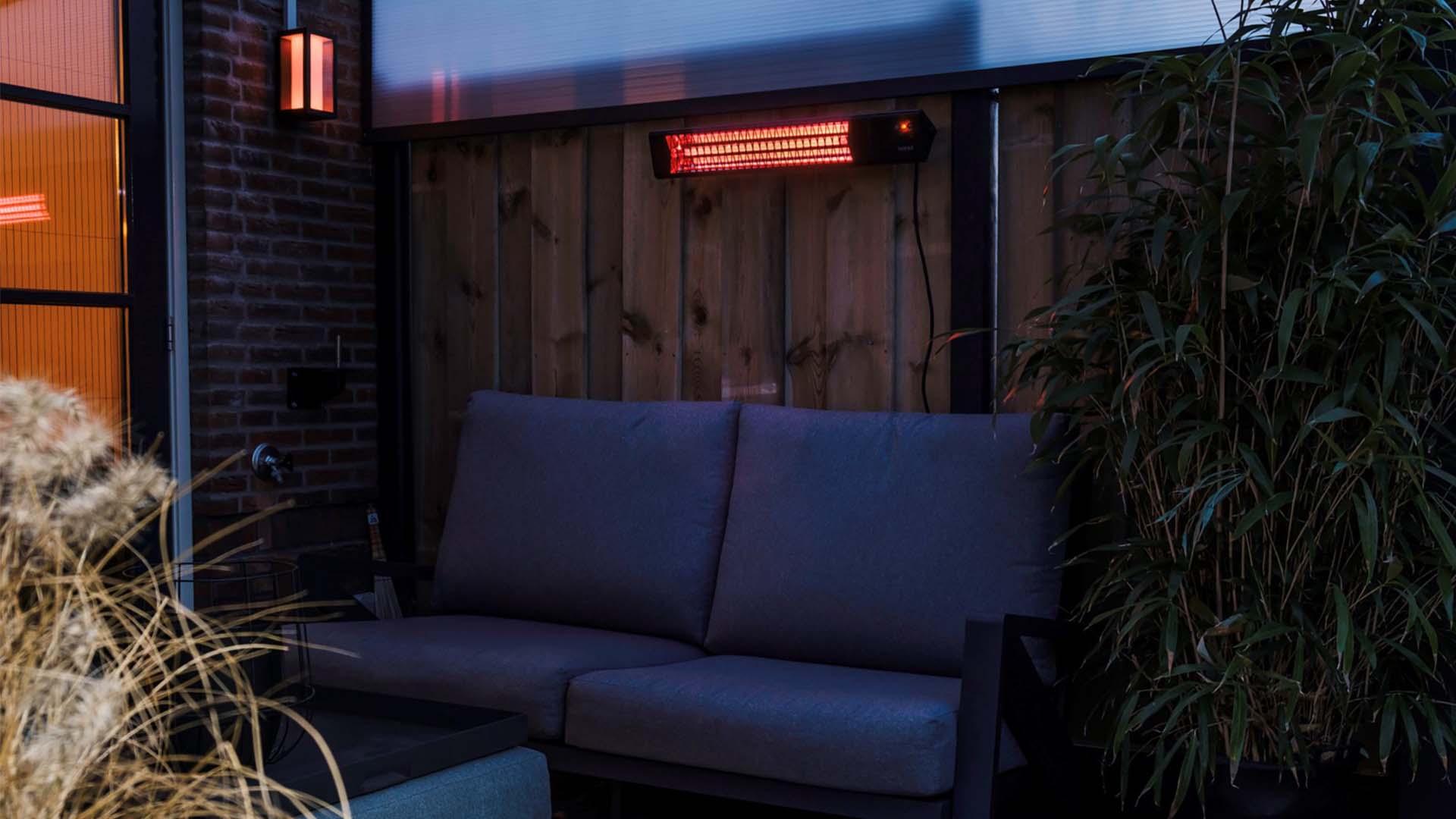 Triangle Dark SMART Vægmonteret Terrassevarmer – Sort (2500W) - Nordic Unique