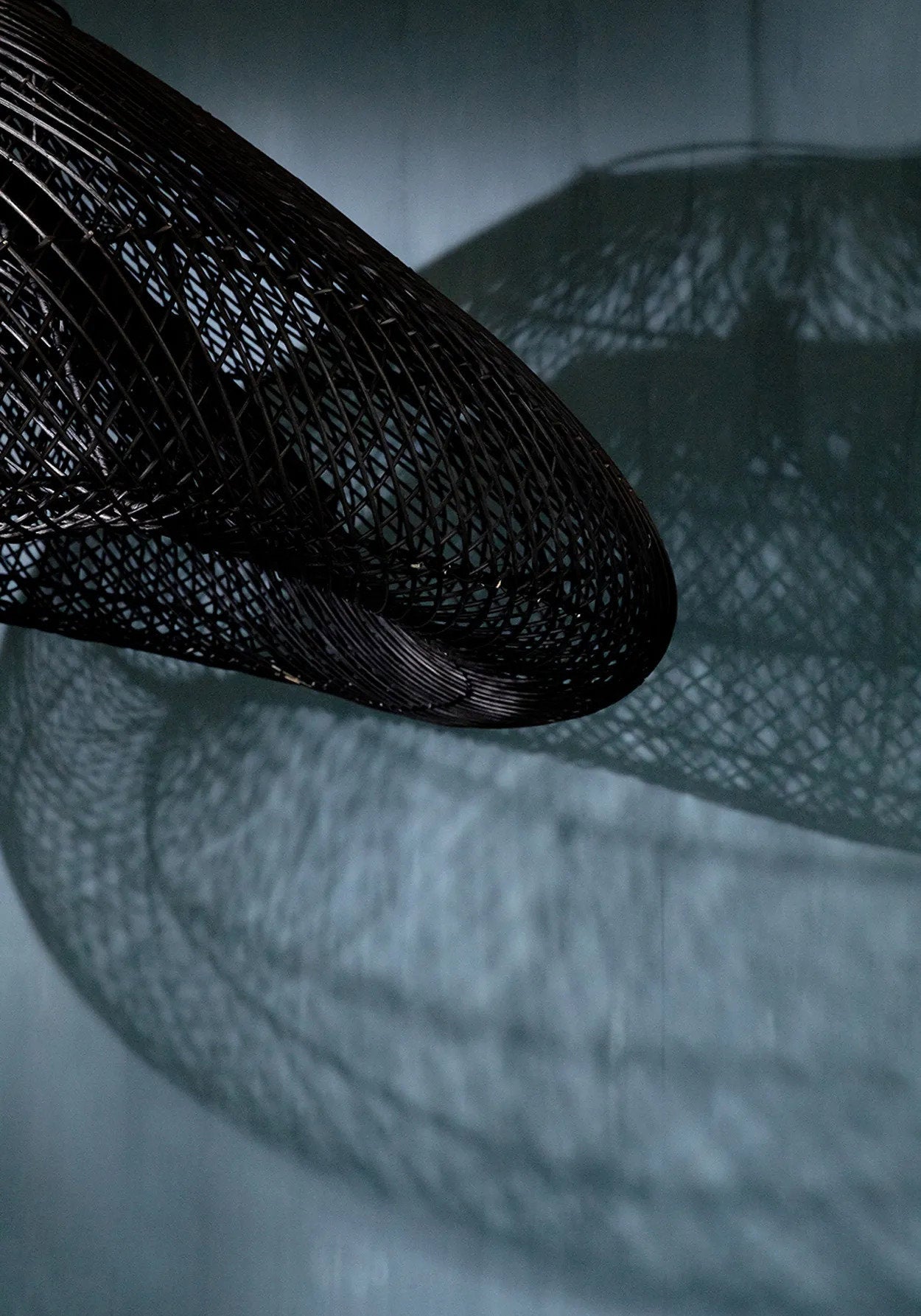 Skyhængslet Lampe Vedhæng - Sort - XXL - Nordic Unique