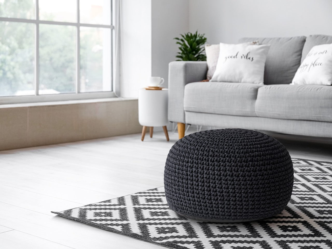 Puf Grovstrik Ø55 H37 - Sort Grå - Nordic Unique