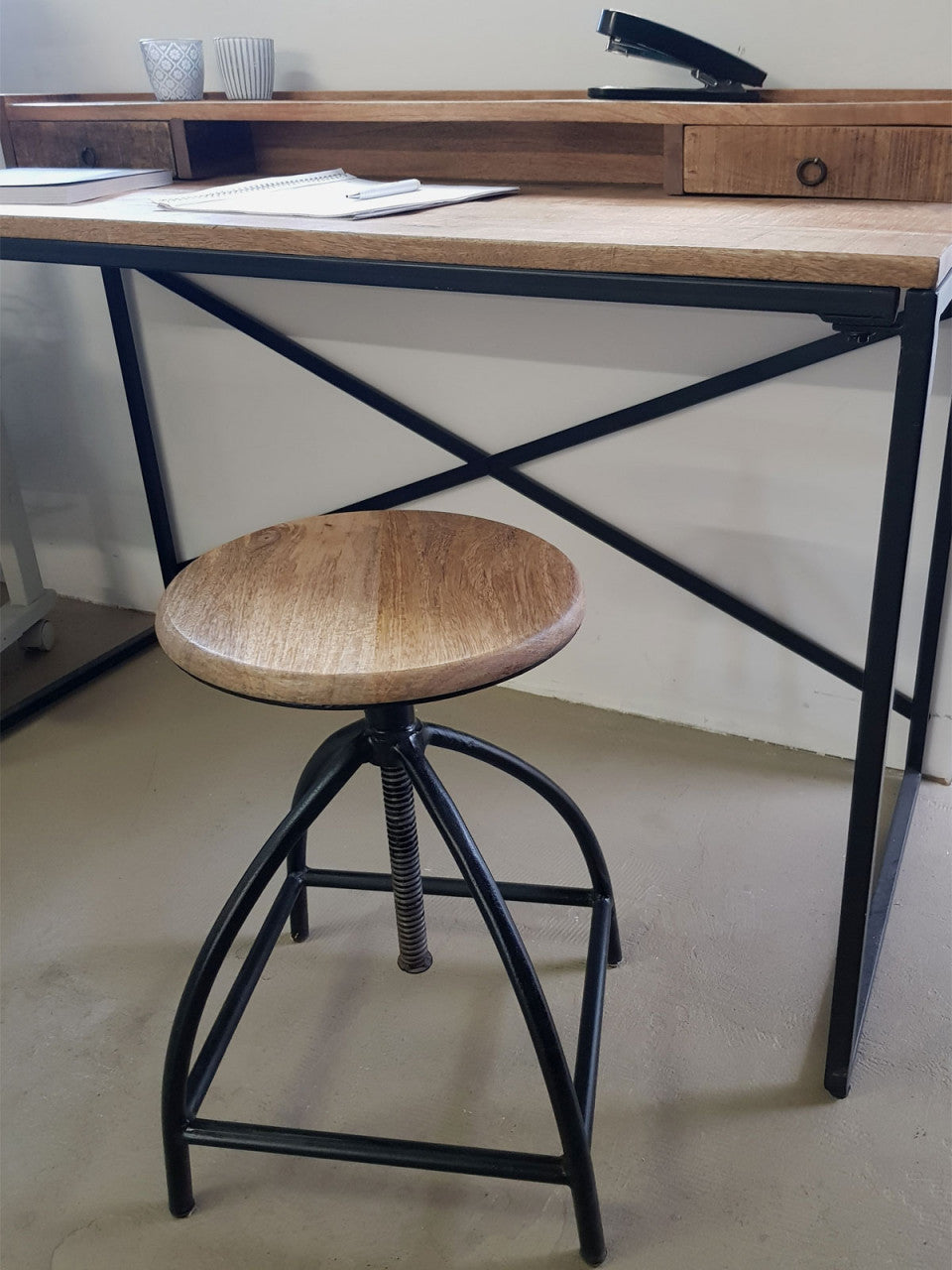 Liverpool skrivebord – hjemmearbejdsplads i industrielt design 120cm