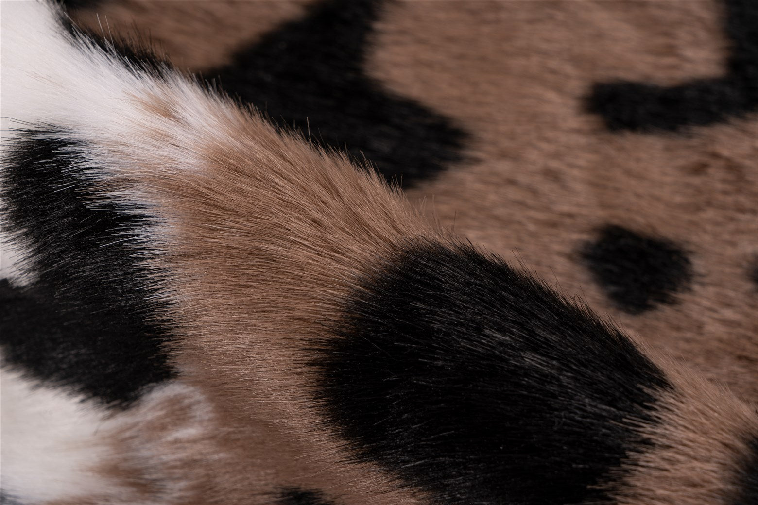 Leopard Tæppe I Kunstpels – Brun / Hvid – 160 x 230 cm - Nordic Unique