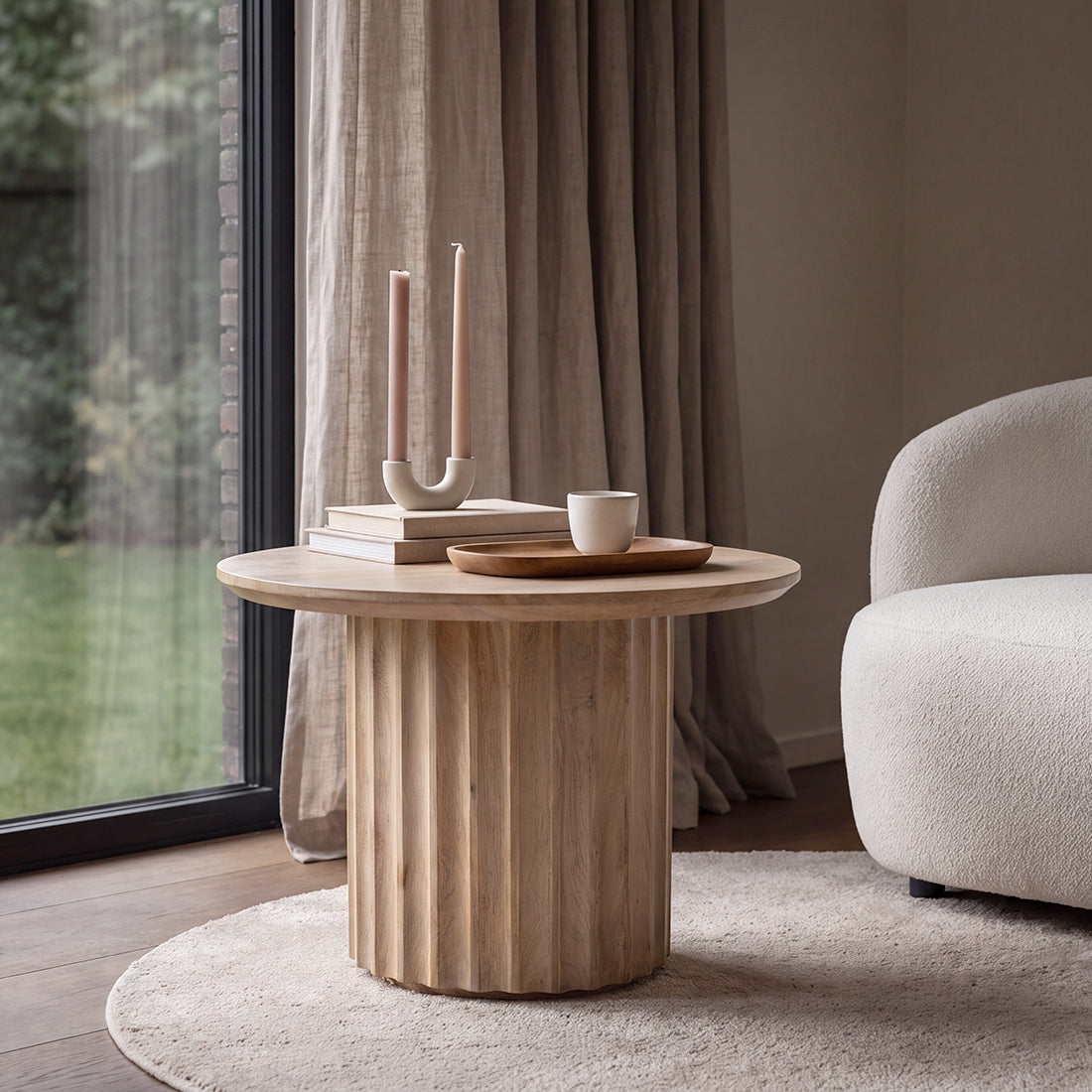 Bullnose sidebord, reverseret naturel, Ø 55 cm